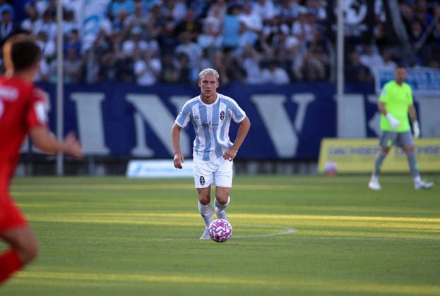 Fussball, Herren, Regionalliga Bayern, Saison 2026 2027, FC Memmingen - TSV 1860 München , e-con Arena Park im Memminger Stadion Lasse Fassmann (TSV 1860 München) mit Ball im Aufbauspiel *** Soccer, Men s, Bavarian Regional League, 2026–2027 Season, FC Memmingen vs. TSV 1860 Munich, at Arena Park in Memmingen Stadium; Lasse Fassmann of TSV 1860 Munich with the ball during a build-up play