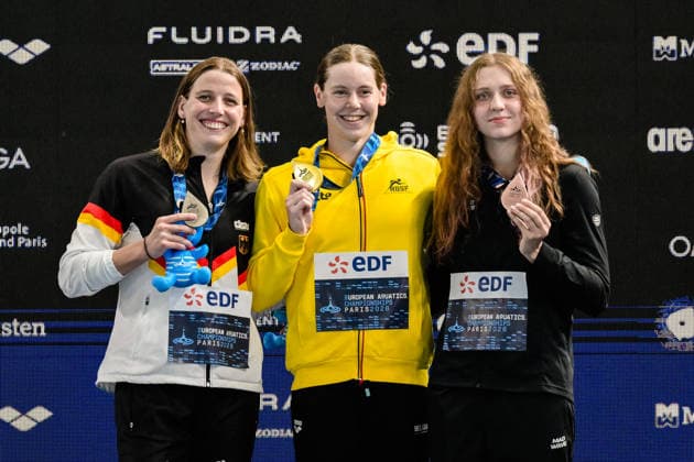 Angelina Kohler of Germany, silver, Roos Vanotterdijk of Belgium, gold, Daria Klepikova of Neutral Athletes B, bronze show the medal after competing in the Women™s 100m Butterfly Final during the European Aquatics Championships at the Olympic Aquatic Center in Paris (France), August 14, 2026. Giorgio Scala DBM - Deepbluemedia Insidefoto