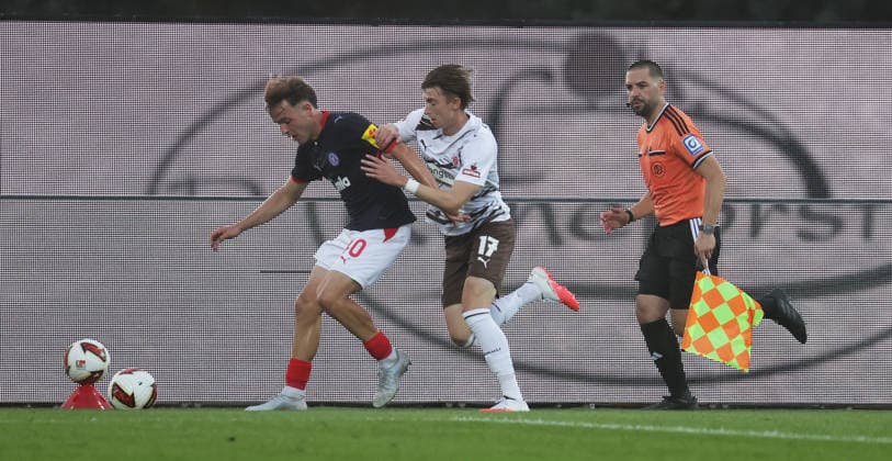 Scott Banks (St.Pauli) im Duell mit Leon Parduzi (Holstein Kiel) Fussball, Herren, Saison 2026 2027, 2.BL, Holstein Stadion, Holstein Kiel gegen FC St Pauli, 2-2 DFL REGULATIONS PROHIBIT ANY USE OF PHOTOGRAPHS AS IMAGE SEQUENCES AND OR QUASI-VIDEO. *** Scott Banks of St. Pauli goes head-to-head with Leon Parduzi of Holstein Kiel; Soccer, Men s, 2026–2027 Season, 2nd Bundesliga, Holstein Stadium, Holstein Kiel vs. FC St. Pauli, 2–2. DFL regulations prohibit any use of photographs as image sequences and or quasi-video.