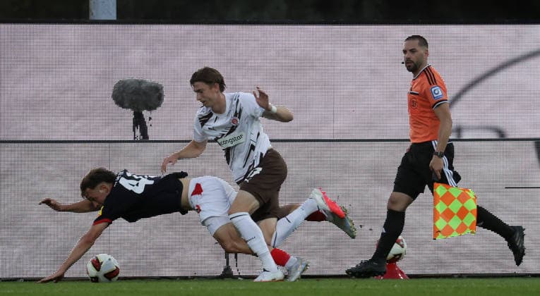 Scott Banks (St.Pauli) im Duell mit Leon Parduzi (Holstein Kiel) Fussball, Herren, Saison 2026 2027, 2.BL, Holstein Stadion, Holstein Kiel gegen FC St Pauli, 2-2 DFL REGULATIONS PROHIBIT ANY USE OF PHOTOGRAPHS AS IMAGE SEQUENCES AND OR QUASI-VIDEO. *** Scott Banks of St. Pauli goes head-to-head with Leon Parduzi of Holstein Kiel; Soccer, Men s, 2026–2027 Season, 2nd Bundesliga, Holstein Stadium, Holstein Kiel vs. FC St. Pauli, 2–2. DFL regulations prohibit any use of photographs as image sequences and or quasi-video.