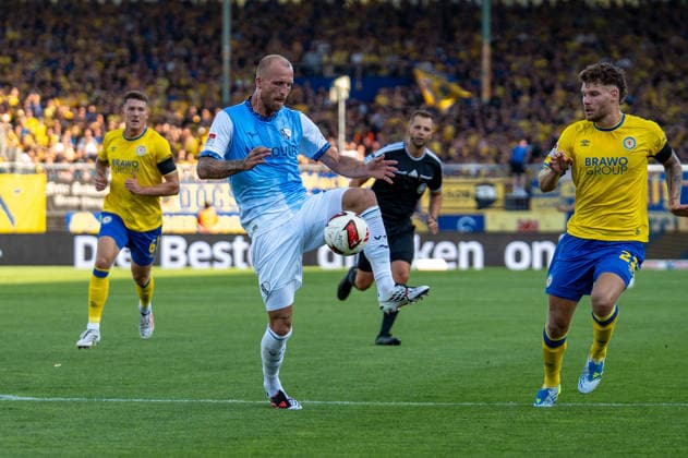 Deutschland: Fussball 2. Bundesliga, 2. Spieltag 2026 2027, Eintracht Braunschweig - VfL Bochum am 14.08.2026 in Braunschweig (Eintracht-Stadion): Philipp Hofmann (VfL Bochum, 33) am Ball *** German Soccer 2. Bundesliga, Matchday 2, 2026–2027, Eintracht Braunschweig vs. VfL Bochum on August 14, 2026, at Eintracht Braunschweig Stadium; Philipp Hofmann (VfL Bochum), No. 33, in possession of the ball Copyright: xSvenxHeidmannx