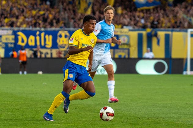 Deutschland: Fussball 2. Bundesliga, 2. Spieltag 2026 2027, Eintracht Braunschweig - VfL Bochum am 14.08.2026 in Braunschweig (Eintracht-Stadion): ZÃ Junior (Eintracht Braunschweig, 19) am Ball *** German Soccer 2. Bundesliga, Matchday 2, 2026–2027, Eintracht Braunschweig vs. VfL Bochum on August 14, 2026, at Eintracht Braunschweig’s Eintracht Stadium Z&Junior, 19 on the ball Copyright: xSvenxHeidmannx