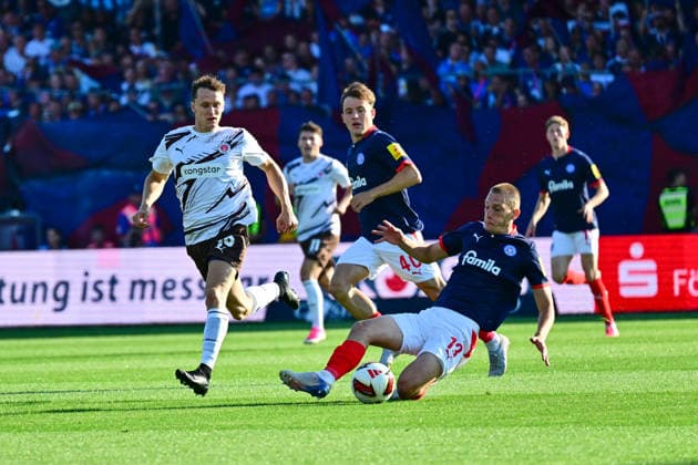 14.08.2026, Fußball, Herren, 2.BL (Bundesliga), Saison 2026 2027, Holstein Kiel - FC St. Pauli, 2. Spieltag, KSV, Holstein-Stadion, 1. Heimspiel Ivan Nekic mit Grätsche gegen Martijn Kaars Kiel, Holstein-Stadion Holstein-Stadion Schleswig-Holstein Deutschland *** August 14, 2026, Soccer, Men s, 2nd Division Bundesliga, 2026–2027 Season, Holstein Kiel vs. FC St. Pauli, Matchday 2, KSV, Holstein Stadium, 1st home game: Ivan Nekic makes a sliding tackle on Martijn Kaars in Kiel, Holstein Stadium, Holstein Stadium, Schleswig-Holstein, Germany