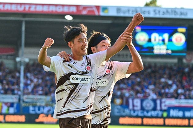 14.08.2026, Fußball, Herren, 2.BL (Bundesliga), Saison 2026 2027, Holstein Kiel - FC St. Pauli, 2. Spieltag, KSV, Holstein-Stadion, 1. Heimspiel St. Pauli Jubel und Freude über das Tor von Taichi Hara Kiel, Holstein-Stadion Holstein-Stadion Schleswig-Holstein Deutschland *** August 14, 2026, Soccer, Men s, 2nd Division Bundesliga, 2026–2027 Season, Holstein Kiel vs. FC St. Pauli, Matchday 2, KSV, Holstein Stadium, 1st home game; St. Pauli fans celebrate and cheer after Taichi Hara’s goal; Kiel, Holstein Stadium, Schleswig-Holstein, Germany