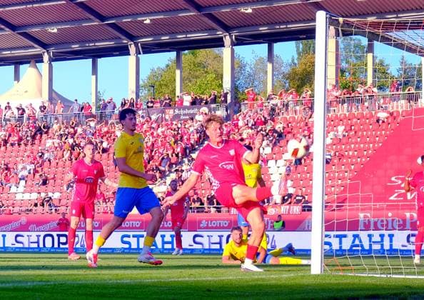 Tim Hannemann (Zwickau) trifft zum 1:1. Fußball Regionalliga Nordost 2026 27 FSV Zwickau - FSV Luckenwalde am 14.8.2026 FSV Zwickau - FSV Luckenwalde *** Tim Hannemann of Zwickau scores the 1-1 goal in the 2026-27 Northeast Regional League soccer match between FSV Zwickau and FSV Luckenwalde on August 14, 2026. FSV Zwickau vs. FSV Luckenwalde