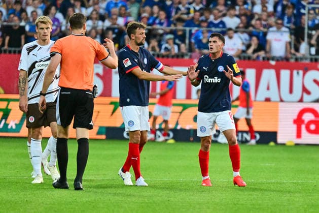 14.08.2026, Fußball, Herren, 2.BL (Bundesliga), Saison 2026 2027, Holstein Kiel - FC St. Pauli, 2. Spieltag, KSV, Holstein-Stadion, 1. Heimspiel Kapitän Jonas Meffert versucht Guillermo Balzi zu beruhigen Kiel, Holstein-Stadion Holstein-Stadion Schleswig-Holstein Deutschland *** August 14, 2026, Soccer, Men s, 2nd Division Bundesliga, 2026–2027 Season, Holstein Kiel vs. FC St. Pauli, Matchday 2, KSV, Holstein Stadium, 1st home game; Captain Jonas Meffert tries to calm Guillermo Balzi down; Kiel, Holstein Stadium; Holstein Stadium, Schleswig-Holstein, Germany