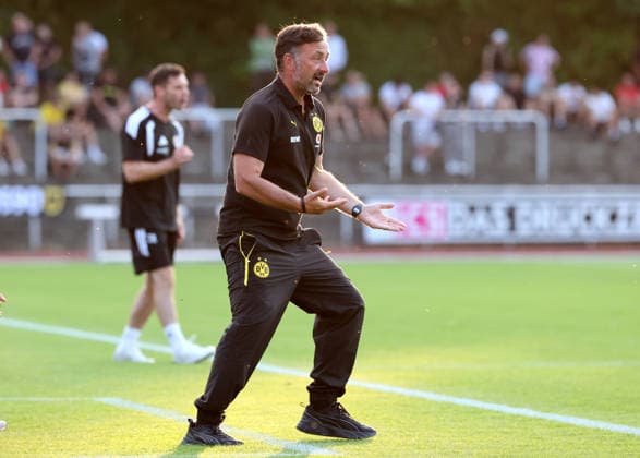 Freitag 14.08.2026, Saison 2026 27, 3. Spieltag der Regionalliga West in der Belkaw Arena Bergisch Gladbach, SV Bergisch Gladbach 09 - BVB 09 Borussia Dortmund II, Daniel Rios (Trainer, BVB II) gibt Anweisungen an sein Team *** Friday, August 14, 2026, 2026–27 season, Matchday 3 of the Regionalliga West at the Belkaw Arena in Bergisch Gladbach: SV Bergisch Gladbach 09 vs. BVB 09 Borussia Dortmund II; Daniel Rios, coach; BVB II gives instructions to his team