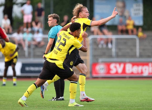 Freitag 14.08.2026, Saison 2026 27, 3. Spieltag der Regionalliga West in der Belkaw Arena Bergisch Gladbach, SV Bergisch Gladbach 09 - BVB 09 Borussia Dortmund II, Dortmunder Torjubel zum 2:1: Diego Ngambia Dzonga (BVB II) und Jesper Verlaat (BVB II), v.l. *** Friday, August 14, 2026, 2026–27 season, Matchday 3 of the Regionalliga West at the Belkaw Arena in Bergisch Gladbach, SV Bergisch Gladbach 09 vs. BVB 09 Borussia Dortmund II; Dortmund celebrates the 2–1 goal scored by Diego Ngambia Dzonga (BVB II) and Jesper Verlaat (BVB II), from left to right