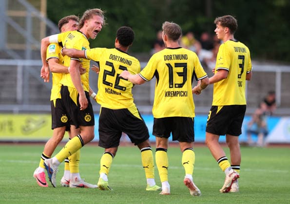 Freitag 14.08.2026, Saison 2026 27, 3. Spieltag der Regionalliga West in der Belkaw Arena Bergisch Gladbach, SV Bergisch Gladbach 09 - BVB 09 Borussia Dortmund II, Dortmunder Torjubel zum 2:1: Jesper Verlaat (BVB II), Diego Ngambia Dzonga (BVB II), Connor Krempicki (BVB II) und Finn Fuchs (BVB II), v.l. *** Friday, August 14, 2026, 2026–27 season, Matchday 3 of the Regionalliga West at the Belkaw Arena in Bergisch Gladbach, SV Bergisch Gladbach 09 vs. BVB 09 Borussia Dortmund II; Dortmund celebrates its 2–1 victory—Jesper Verlaat (BVB II), Diego Ngambia Dzonga (BVB II), Connor Krempicki (BVB II), and Finn Fuchs (BVB II), from left to right
