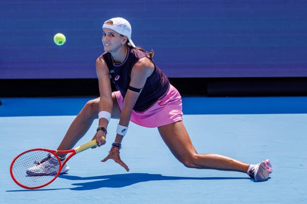 August 14, 2026, Mason, Ohio, USA: EMILIANA ARANGO (COL) hits a forehand shot during Fridays first round of the Cincinnati Open at the Lindner Family Tennis Center , Mason. Arango advanced to the second round of the Cincinnati Open by defeating Venus Williams in straight sets, 6-2, 6-2. Mason USA - ZUMAs304 20260814_zaf_s304_016 Copyright: xScottxStuartx