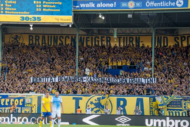 Deutschland: Fussball 2. Bundesliga, 2. Spieltag 2026 2027, Eintracht Braunschweig - VfL Bochum am 14.08.2026 in Braunschweig (Eintracht-Stadion): Fans, Spruchband, Fahne, Transparent Identität bewahren - Kassenhäuschen erhalten *** German Soccer 2. Bundesliga, Matchday 2, 2026–2027, Eintracht Braunschweig vs. VfL Bochum on August 14, 2026, at Eintracht Stadium in Braunschweig—fans, banners, flags, and signs; preserving identity; preserving the ticket booth Copyright: xSvenxHeidmannx