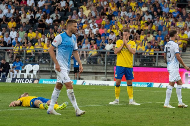 Deutschland: Fussball 2. Bundesliga, 2. Spieltag 2026 2027, Eintracht Braunschweig - VfL Bochum am 14.08.2026 in Braunschweig (Eintracht-Stadion): Maximilian Entrup (Eintracht Braunschweig, 9) trauert seiner Chance nach. Emotionen, Gesichtsausdruck, Mimik *** German Soccer 2. Bundesliga, Matchday 2, 2026–2027, Eintracht Braunschweig vs. VfL Bochum on August 14, 2026, at Eintracht Braunschweig’s Maximilian Entrup Stadium in Braunschweig; No. 9 laments his missed opportunity—emotions, facial expression, facial gestures Copyright: xSvenxHeidmannx