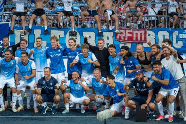 Deutschland: Fussball 2. Bundesliga, 2. Spieltag 2026 2027, Eintracht Braunschweig - VfL Bochum am 14.08.2026 in Braunschweig (Eintracht-Stadion): Mannschaftsfoto vor den mitgereisten Fans. *** German Soccer 2. Bundesliga, Matchday 2, 2026–2027: Eintracht Braunschweig vs. VfL Bochum on August 14, 2026, at Eintracht Stadium in Braunschweig—team photo in front of the traveling fans Copyright: xSvenxHeidmannx