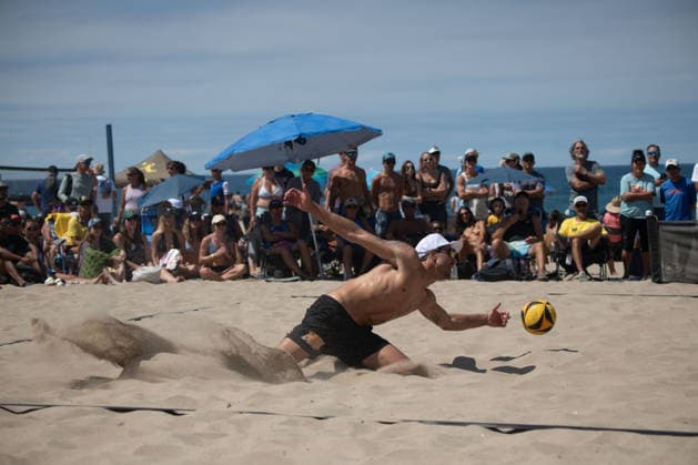 August 14, 2026, Manhattan Beach, California, USA: MILES EVANS attempts a dig during the second round of the Manhattan Beach Open. Manhattan Beach USA - ZUMAl183 20260814_znp_l183_001 Copyright: xJasenxLaksx
