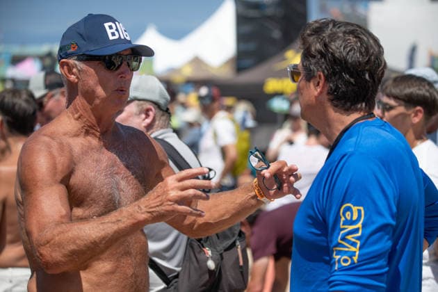August 14, 2026, Manhattan Beach, California, USA: Hall of Famer STEVE OBRADOVICH (left) chats with AVP Commissioner ROBERT CORVINO during the first round of the Manhattan Beach Open. Manhattan Beach USA - ZUMAl183 20260814_znp_l183_007 Copyright: xJasenxLaksx