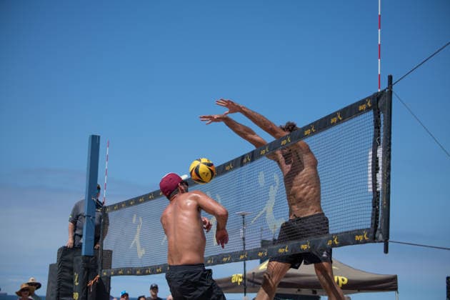 August 14, 2026, Manhattan Beach, California, USA: ALEX RANGHIERI (right) blocks a ball over the net against NICK LUCENA in the second round of the Manhattan Beach Open. Manhattan Beach USA - ZUMAl183 20260814_znp_l183_011 Copyright: xJasenxLaksx