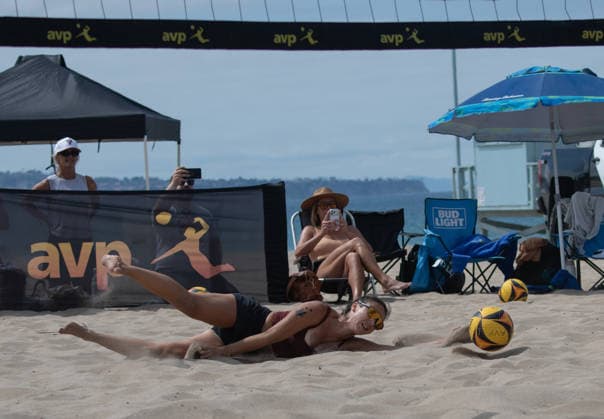 August 14, 2026, Manhattan Beach, California, USA: MARINE KINNA attempts a dig during the first round of the Manhattan Beach Open. Manhattan Beach USA - ZUMAl183 20260814_znp_l183_028 Copyright: xJasenxLaksx