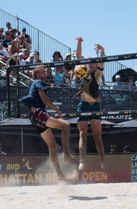 August 14, 2026, Manhattan Beach, California, USA: JACOB LABOUILERE (left) reacts as a ball is blocked by ANDY BENESH during their second round match at the Manhattan Beach Open. Manhattan Beach USA - ZUMAl183 20260814_znp_l183_029 Copyright: xJasenxLaksx