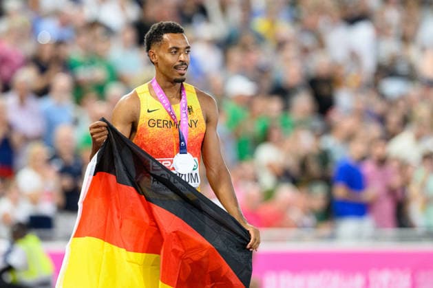 BIRMINGHAM, GREAT BRITAIN - August 14: Emil Agyekum (Germany) with his medal after finishing second in the 400 metres hurdles final during the European Athletics Championships 2026 at Alexander Stadium in Birmingham, Great Britain (Photo by Sven Beyrich Sports Press Photo)  Copyright: xSvenxBeyrich SportsxPressxPhotox Sportspressphoto_SPR206509