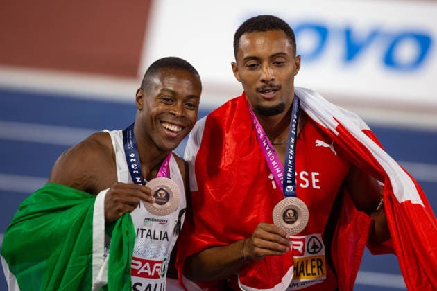 Timothe Mumenthaler of Switzerland and Eseosa Fostine Desalu of Italy celebrate winning joint bronze in the Mens 200m at the European Atheltics Championships at Alexander Stadium in Birmingham, England (Sean Walsh Sports Press Photo)  Copyright: xSeanxWalshx Sportspressphoto_SPR206530