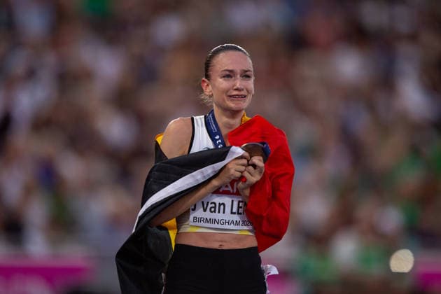 Jana van Lent of Belgium celebrates winning bronze in the Womens 10000m at the European Atheltics Championships at Alexander Stadium in Birmingham, England (Sean Walsh Sports Press Photo)  Copyright: xSeanxWalshx Sportspressphoto_SPR206555