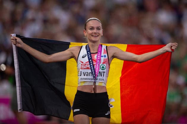Jana van Lent of Belgium celebrates winning bronze in the Womens 10000m at the European Atheltics Championships at Alexander Stadium in Birmingham, England (Sean Walsh Sports Press Photo)  Copyright: xSeanxWalshx Sportspressphoto_SPR206557