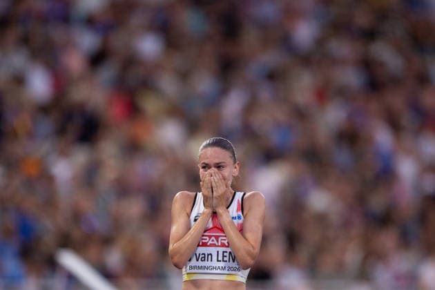 Jana van Lent of Belgium celebrates winning bronze in the Womens 10000m at the European Atheltics Championships at Alexander Stadium in Birmingham, England (Sean Walsh Sports Press Photo)  Copyright: xSeanxWalshx Sportspressphoto_SPR206564