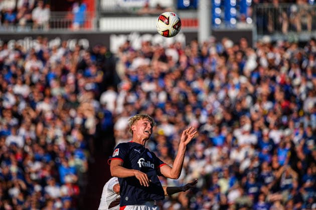 Fußball I Herren I Saison 2026-2027 I 2. Bundesliga I 2. Spieltag I Holstein Kiel - FC St. Pauli I 14.08.2026 Kasper Davidsen (15, Holstein Kiel) Kiel Holstein-Stadion Schleswig-Holstein Deutschland *** Soccer I Men s I 2026–2027 Season I 2. Bundesliga I Matchday 2 I Holstein Kiel vs. FC St. Pauli I August 14, 2026 Kasper Davidsen 15, Holstein Kiel, Holstein Stadium, Schleswig-Holstein, Germany Copyright: xLobecax xHenningxRohlfsx