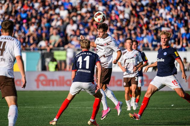 Fußball I Herren I Saison 2026-2027 I 2. Bundesliga I 2. Spieltag I Holstein Kiel - FC St. Pauli I 14.08.2026 Arkadiusz Pyrka (11, FC St. Pauli), Alexander Bernhardsson (11, Holstein Kiel) Kiel Holstein-Stadion Schleswig-Holstein Deutschland *** Soccer I Men s I 2026–2027 Season I 2. Bundesliga I Matchday 2 I Holstein Kiel vs. FC St. Pauli I August 14, 2026 Arkadiusz Pyrka 11, FC St. Pauli, Alexander Bernhardsson 11, Holstein Kiel, Kiel Holstein Stadium, Schleswig-Holstein, Germany Copyright: xLobecax xHenningxRohlfsx