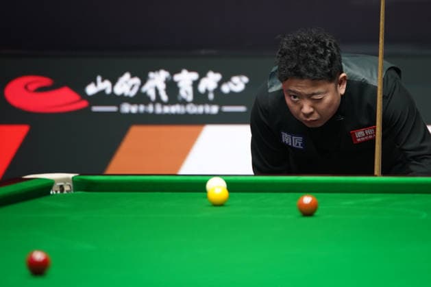 TAIYUAN, CHINA - AUGUST 14: Zhang Anda of China chalks the cue in the Quarterfinal match against Stuart Bingham of England on day 7 of the 2026 World Snooker Tour China Open at Taiyuan Binhe Sports Center on August 14, 2026 in Taiyuan, Shanxi Province of China.  Copyright: xTaixChengzhex 111660012669