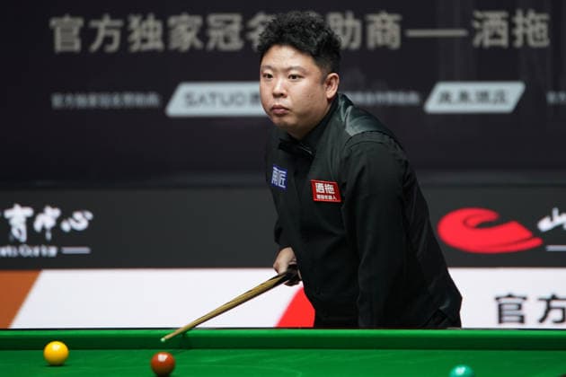 TAIYUAN, CHINA - AUGUST 14: Zhang Anda of China chalks the cue in the Quarterfinal match against Stuart Bingham of England on day 7 of the 2026 World Snooker Tour China Open at Taiyuan Binhe Sports Center on August 14, 2026 in Taiyuan, Shanxi Province of China.  Copyright: xTaixChengzhex 111660012663