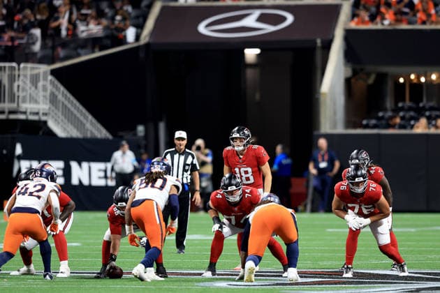 ATLANTA, GA - AUGUST 14: Jack Strand (18) of the Atlanta Falcons waits on the snap during the Friday evening NFL, American Football Herren, USA preseason football game between the Atlanta Falcons and the Denver Broncos on August 14, 2026 at Mercedes-Benz Stadium in Atlanta, Georgia. (Photo by David J. Griffin Icon Sportswire) NFL: AUG 14 Broncos at Falcons EDITORIAL USE ONLY Icon9532608145257