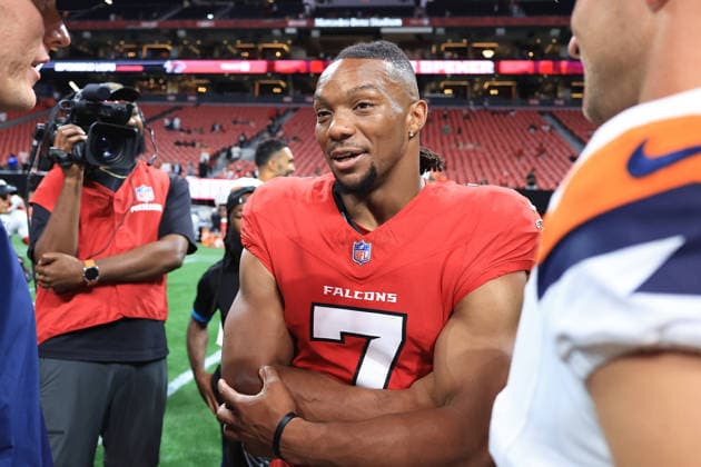 ATLANTA, GA - AUGUST 14: Bijan Robinson (7) of the Atlanta Falcons talks with some of the Broncos players and staff after the Friday evening NFL, American Football Herren, USA preseason football game between the Atlanta Falcons and the Denver Broncos on August 14, 2026 at Mercedes-Benz Stadium in Atlanta, Georgia. (Photo by David J. Griffin Icon Sportswire) NFL: AUG 14 Broncos at Falcons EDITORIAL USE ONLY Icon9532608145344