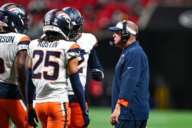 ATLANTA, GA - AUGUST 14: Denver head coach Sean Payton talks to his defense during the NFL, American Football Herren, USA pre-season game between the Denver Broncos and the Atlanta Falcons on August 14th, 2026 at Mercedes-Benz Stadium in Atlanta, GA. (Photo by Rich von Biberstein Icon Sportswire) NFL: AUG 14 Broncos at Falcons EDITORIAL USE ONLY Icon260814032