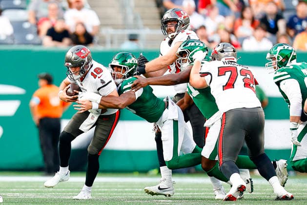 August 14, 2026: During the game, Tampa Bay Buccaneers quarterback Connor Bazelak (16) is sacked by New York Jets defensive end Will McDonald IV (9) in a NFL, American Football Herren, USA preseason game at MetLife Stadium in East Rutherford, NJ. The Tampa Bay Buccaneers defeat the New York Jets 24-16. Cal Media East Rutherford USA - ZUMAc04_ 20260814_faf_c04_064 Copyright: xShaquanxWoodyx