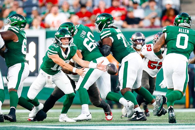 August 14, 2026: During the game, New York Jets quarterback Cade Klubnik hands the ball off to New York Jets running back Braelon Allen (0) in a NFL, American Football Herren, USA preseason game at MetLife Stadium in East Rutherford, NJ. The Tampa Bay Buccaneers defeat the New York Jets 24-16. Cal Media East Rutherford USA - ZUMAc04_ 20260814_faf_c04_084 Copyright: xShaquanxWoodyx