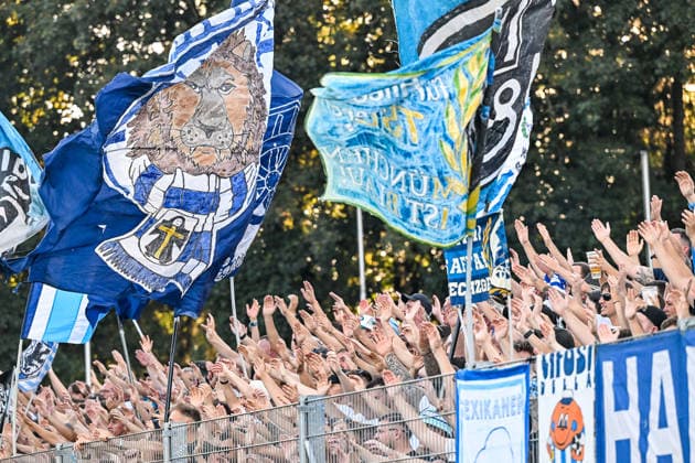 14.08.2026, GER, Fußball, Herren, RL Bayern, FC Memmingen vs TSV 1860 München Fans des TSV 1860 feuern ihre Mannschaft an Memmingen e-con ArenaPark Bayern Deutschland *** August 14, 2026, GER, Soccer, Men s, Bavarian Regional League, FC Memmingen vs. TSV 1860 Munich TSV 1860 fans cheer on their team in Memmingen at ArenaPark, Bavaria, Germany Copyright: xNordphotox xHafnerx