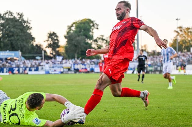 14.08.2026, GER, Fußball, Herren, RL Bayern, FC Memmingen vs TSV 1860 München Vitus Eicher (München, 30) wirft sich vor Kim-Bryan Paschek (Memmingen, 18) Memmingen e-con ArenaPark Bayern Deutschland *** August 14, 2026, GER, Soccer, Men s, Bavarian Regional League, FC Memmingen vs. TSV 1860 Munich; Vitus Eicher (Munich), 30, dives in front of Kim Bryan Paschek (Memmingen); 18 Memmingen at ArenaPark, Bavaria, Germany Copyright: xNordphotox xHafnerx