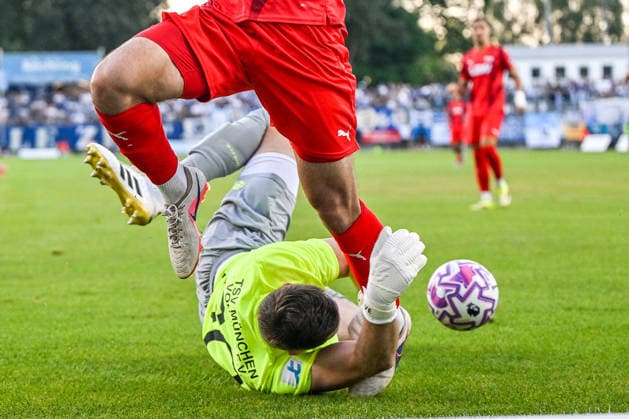 14.08.2026, GER, Fußball, Herren, RL Bayern, FC Memmingen vs TSV 1860 München Vitus Eicher (München, 30) wirft sich vor Kim-Bryan Paschek (Memmingen, 18) Memmingen e-con ArenaPark Bayern Deutschland *** August 14, 2026, GER, Soccer, Men s, Bavarian Regional League, FC Memmingen vs. TSV 1860 Munich; Vitus Eicher (Munich), 30, dives in front of Kim Bryan Paschek (Memmingen); 18 Memmingen at ArenaPark, Bavaria, Germany Copyright: xNordphotox xHafnerx