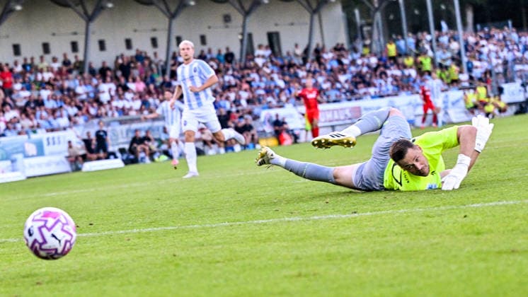 14.08.2026, GER, Fußball, Herren, RL Bayern, FC Memmingen vs TSV 1860 München Vitus Eicher (München, 30) blickt dem Ball hinterher Memmingen e-con ArenaPark Bayern Deutschland *** August 14, 2026, GER, Soccer, Men s, Bavarian Regional League, FC Memmingen vs. TSV 1860 Munich; Vitus Eicher (Munich), age 30, watches the ball go by; Memmingen, ArenaPark, Bavaria, Germany Copyright: xNordphotox xHafnerx
