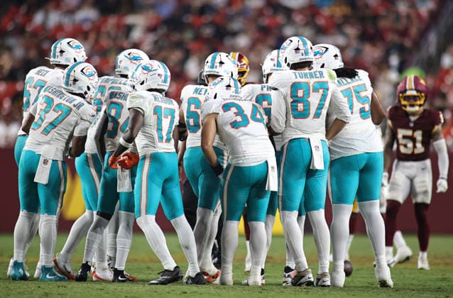 August 14, 2026, Landover, Maryland, USA: Miami huddles up during the NFL, American Football Herren, USA preseason game between the Washington Commanders and Miami Dolphins at Northwest Stadium on Friday, August 14, 2026; Landover, Maryland, USA. Landover USA - ZUMAs325 20260814_zsp_s325_186 Copyright: xJessxStilesx