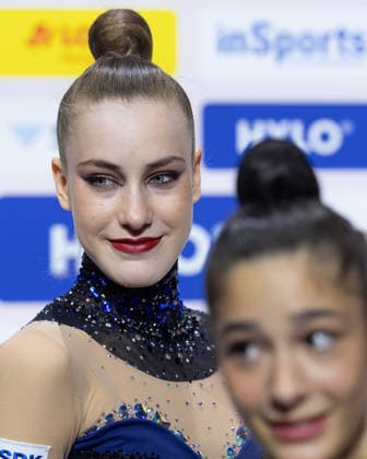 Weltmeisterschaft der Rhythmischen Sportgymnastik Darja Varfolomeev (Deutschland), rechts im Vordergrund Sofia Raffaeli (Italien). Weltmeisterschaft der Rhythmischen Sportgymnastik vom 11. bis zum 16. August in der Festhalle in Frankfurt am Main. Mehrkampffinale Einzel, Platzierungen 1 bis 9., Frankfurt am Main Hessen Deutschland Festhalle *** Rhythmic Gymnastics World Championships: Darja Varfolomeev (Germany), on the right in the foreground; Sofia Raffaeli (Italy). Rhythmic Gymnastics World Championships, August 11–16 at the Festhalle in Frankfurt am Main. Individual All-Around Final, places 1 through 9, Frankfurt am Main, Hesse, Germany, Festhalle