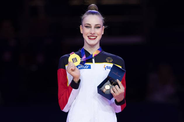 Weltmeisterschaft der Rhythmischen Sportgymnastik Siegerehrung: Weltmeisterin Darja Varfolomeev (Deutschland). Weltmeisterschaft der Rhythmischen Sportgymnastik vom 11. bis zum 16. August in der Festhalle in Frankfurt am Main. Mehrkampffinale Einzel, Platzierungen 1 bis 9., Frankfurt am Main Hessen Deutschland Festhalle *** Rhythmic Gymnastics World Championships Award Ceremony: World Champion Darja Varfolomeev, Germany Rhythmic Gymnastics World Championships, August 11–16 at the Festhalle in Frankfurt am Main Individual All-Around Final, Places 1–9, Frankfurt am Main, Hesse, Germany, Festhalle