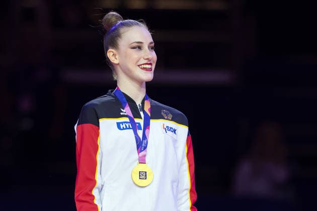 Weltmeisterschaft der Rhythmischen Sportgymnastik Siegerehrung: Weltmeisterin Darja Varfolomeev (Deutschland). Weltmeisterschaft der Rhythmischen Sportgymnastik vom 11. bis zum 16. August in der Festhalle in Frankfurt am Main. Mehrkampffinale Einzel, Platzierungen 1 bis 9., Frankfurt am Main Hessen Deutschland Festhalle *** Rhythmic Gymnastics World Championships Award Ceremony: World Champion Darja Varfolomeev, Germany Rhythmic Gymnastics World Championships, August 11–16 at the Festhalle in Frankfurt am Main Individual All-Around Final, Places 1–9, Frankfurt am Main, Hesse, Germany, Festhalle
