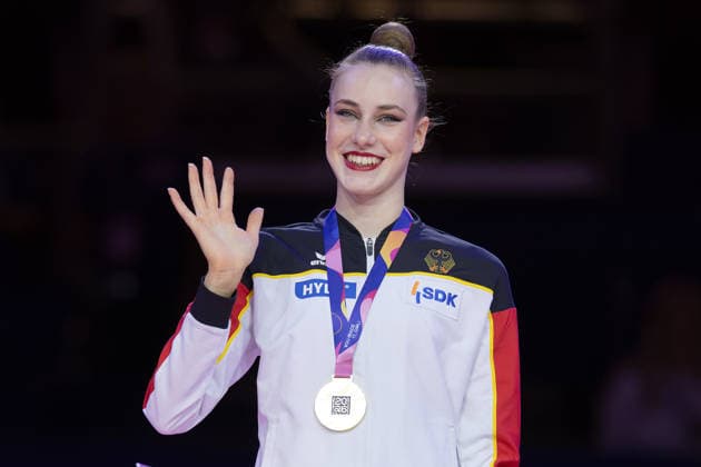 Weltmeisterschaft der Rhythmischen Sportgymnastik Siegerehrung: Weltmeisterin Darja Varfolomeev (Deutschland). Weltmeisterschaft der Rhythmischen Sportgymnastik vom 11. bis zum 16. August in der Festhalle in Frankfurt am Main. Mehrkampffinale Einzel, Platzierungen 1 bis 9., Frankfurt am Main Hessen Deutschland Festhalle *** Rhythmic Gymnastics World Championships Award Ceremony: World Champion Darja Varfolomeev, Germany Rhythmic Gymnastics World Championships, August 11–16 at the Festhalle in Frankfurt am Main Individual All-Around Final, Places 1–9, Frankfurt am Main, Hesse, Germany, Festhalle