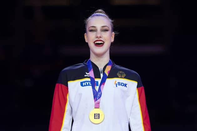 Weltmeisterschaft der Rhythmischen Sportgymnastik Siegerehrung: Weltmeisterin Darja Varfolomeev (Deutschland). Weltmeisterschaft der Rhythmischen Sportgymnastik vom 11. bis zum 16. August in der Festhalle in Frankfurt am Main. Mehrkampffinale Einzel, Platzierungen 1 bis 9., Frankfurt am Main Hessen Deutschland Festhalle *** Rhythmic Gymnastics World Championships Award Ceremony: World Champion Darja Varfolomeev, Germany Rhythmic Gymnastics World Championships from August 11 to 16 at the Festhalle in Frankfurt am Main Individual All-Around Final, Places 1 through 9, Frankfurt am Main, Hesse, Germany, Festhalle