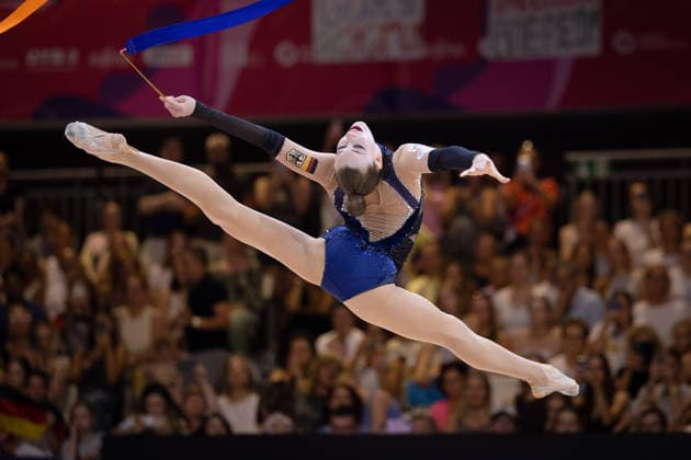Weltmeisterschaft der Rhythmischen Sportgymnastik Darja Varfolomeev (Deutschland) während ihrer Übung mit dem Band. Weltmeisterschaft der Rhythmischen Sportgymnastik vom 11. bis zum 16. August in der Festhalle in Frankfurt am Main. Mehrkampffinale Einzel, Platzierungen 1 bis 9., Frankfurt am Main Hessen Deutschland Festhalle *** Rhythmic Gymnastics World Championships: Darja Varfolomeev of Germany during her ribbon routine. Rhythmic Gymnastics World Championships, August 11–16 at the Festhalle in Frankfurt am Main. Individual All-Around Final, places 1 through 9, Frankfurt am Main, Hesse, Germany, Festhalle