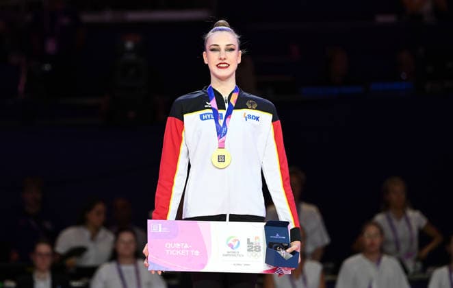 14.08.2026, xhbx, Rhythmische Sportgymnastik Weltmeisterschaft 2026, v.l. Darja Varfolomeev (Deutschland) Siegerehrung Frankfurt am Main *** August 14, 2026, xhbx, 2026 Rhythmic Gymnastics World Championships, from left: Darja Varfolomeev, Germany; award ceremony in Frankfurt am Main