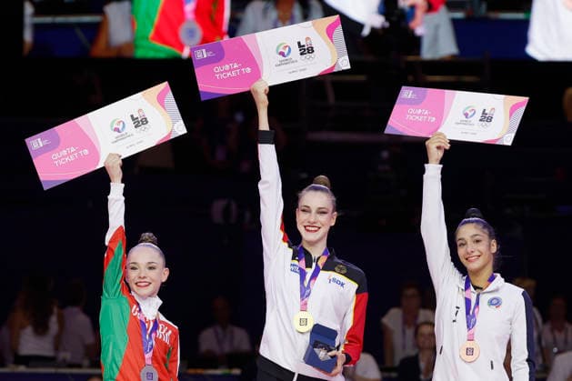 Siegerehrung des Mehrkampffinales Einzel bei der Rhythmischen Sportgymnastik-Weltmeisterschaft 2026 in Frankfurt am Main, Deutschland, am 14. August 2026 (v.l.): Stiliana Nikolova (Bulgarien, Silber), Darja Varfolomeev (Deutschland, Gold) und Sofia Raffaeli (Italien, Bronze) mit ihren Medaillen und den Olympia-Qualifikationstickets. Medal ceremony of the individual all-around final at the Rhythmic gymnastics, Rhythmische Sportgymnastik, RSG World Championships 2026 in Frankfurt am Main, Germany, on August 14, 2026 (l-r): Stiliana Nikolova (Bulgaria, bronze), Darja Varfolomeev (Germany, gold) and Sofia Raffaeli (Italy, silver) with their medals and Olympic qualification tickets. *** Medal ceremony for the individual all-around final at the 2026 Rhythmic Gymnastics World Championships in Frankfurt am Main, Germany, on August 14, 2026 (from left): Stiliana Nikolova of Bulgaria (silver), Darja Varfolomeev of Germany (gold), and Sofia Raffaeli of Italy, bronze, with their medals and Olympic qualification tickets. Medal ceremony of the individual all-around final at the 2026 Rhythmic Gymnastics World Championships in Frankfurt am Main, Germany, on August 14, 2026; from left to right: Stiliana Nikolova of Bulgaria, bronze; Darja Varfolomeev of Germany, gold; and Sofia Raffaeli of Italy, silver, with their medals and Olympic qualification tickets Copyright: HMBxMedia xHeikoxBecker