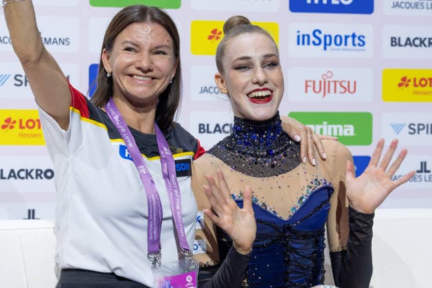 Weltmeisterschaft der Rhythmischen Sportgymnastik Trainerin Yuliya Raskina freut sich mit Darja Varfolomeev (Deutschland) nach deren gelungener Übung mit dem Band. Weltmeisterschaft der Rhythmischen Sportgymnastik vom 11. bis zum 16. August in der Festhalle in Frankfurt am Main. Mehrkampffinale Einzel, Platzierungen 1 bis 9., Frankfurt am Main Hessen Deutschland Festhalle *** Rhythmic Gymnastics World Championships: Coach Yuliya Raskina celebrates with Darja Varfolomeev of Germany after her successful ribbon routine. Rhythmic Gymnastics World Championships, August 11–16 at the Festhalle in Frankfurt am Main. Individual All-Around Final, Places 1–9, Frankfurt am Main, Hesse, Germany, Festhalle